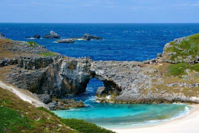 【夏の島旅】戦後80年の今こそ訪れたい【小笠原諸島】青い海が広がる3島のおすすめスポットは？