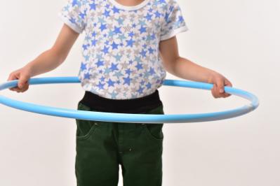 【昭和の学校生活・遊び】フラフープが大流行。クラス全員が集めていた「なめ猫」グッズ… 少女時代の懐かしい思い出は？