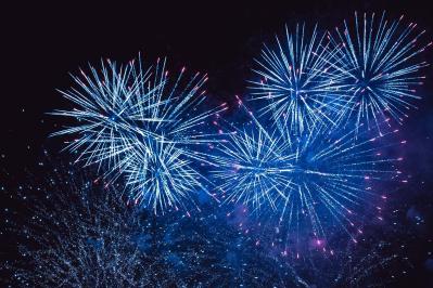 吉川英治の名作『銀河まつり』あらすじ紹介。愛と嫉妬、花火に命を賭けた男たちの運命とは？