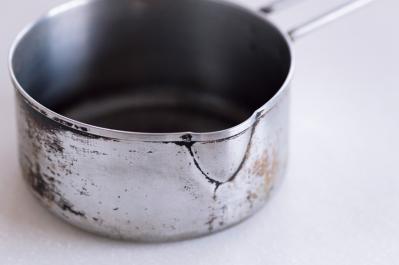 「キッチンに置きたい消しゴム」水をつけてこするだけ！みるみる汚れが落ちる、魔法のグッズとは？（サムネイル画像5）