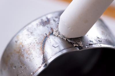 「キッチンに置きたい消しゴム」水をつけてこするだけ！みるみる汚れが落ちる、魔法のグッズとは？（サムネイル画像4）