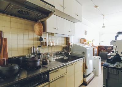 大切な人を亡くし苦しんだ日々を経て辿り着いた、30㎡ワンルームのシンプルな暮らし【60歳パフューマー 山藤陽子さん】（サムネイル画像2）