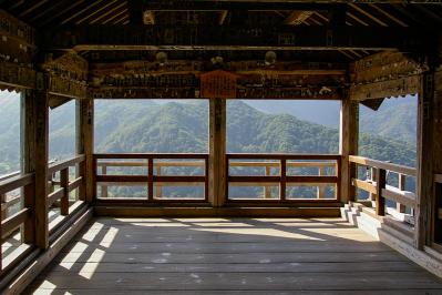 横光利一の『草の中』あらすじ紹介。人間の孤独と癒やしを描く名作