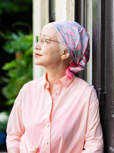 白髪を生かした「ピンクの髪色」でおしゃれの幅が広がる！ 60代・人気スタイリストのヘアスタイル実例（サムネイル画像6）