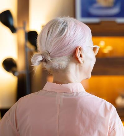 白髪を生かした「ピンクの髪色」でおしゃれの幅が広がる！ 60代・人気スタイリストのヘアスタイル実例（サムネイル画像8）