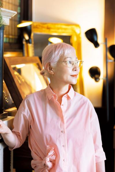 白髪を生かした「ピンクの髪色」でおしゃれの幅が広がる！ 60代・人気スタイリストのヘアスタイル実例（サムネイル画像7）