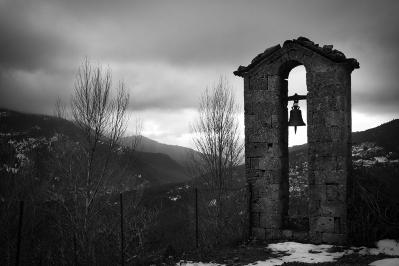 エドガー・アラン・ポーの『鐘塔の悪魔』あらすじ紹介。狂気と秩序の対立がもたらす、恐るべき顛末とは？