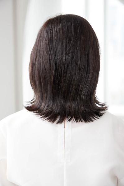 59歳「髪のパサつき、根元のつぶれが気になります…」 人気ヘアサロン【ZACC・高橋さん】が教える若返りカットとは？（サムネイル画像10）