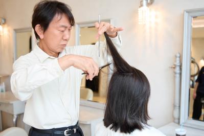59歳「髪のパサつき、根元のつぶれが気になります…」 人気ヘアサロン【ZACC・高橋さん】が教える若返りカットとは？（サムネイル画像7）