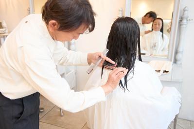 59歳「髪のパサつき、根元のつぶれが気になります…」 人気ヘアサロン【ZACC・高橋さん】が教える若返りカットとは？（サムネイル画像4）