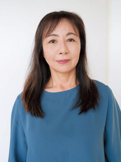 59歳「髪のパサつき、根元のつぶれが気になります…」 人気ヘアサロン【ZACC・高橋さん】が教える若返りカットとは？（サムネイル画像3）