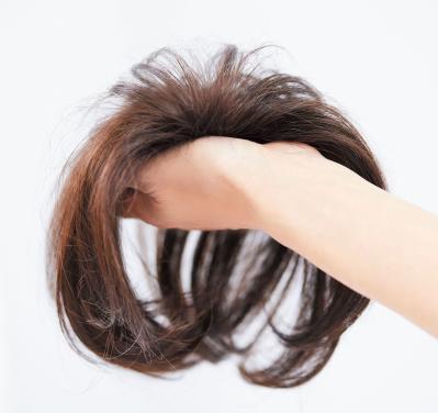 ＜50代の髪悩み＞根本の白髪も、ボリュームアップも【ポイントウィッグ】で解決！不自然にならないつけ方とは？（サムネイル画像10）