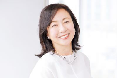 59歳「髪のパサつき、根元のつぶれが気になります…」 人気ヘアサロン【ZACC・高橋さん】が教える若返りカットとは？（サムネイル画像11）