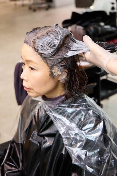 56歳・読者が体験！「脱白髪染め」ができると話題の【白髪ぼかしカラー】とは？（サムネイル画像13）