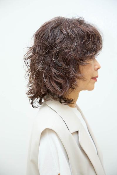 56歳・読者が体験！「脱白髪染め」ができると話題の【白髪ぼかしカラー】とは？（サムネイル画像15）