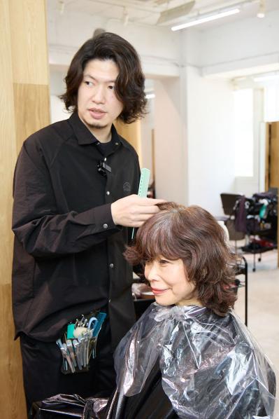 56歳・読者が体験！「脱白髪染め」ができると話題の【白髪ぼかしカラー】とは？（サムネイル画像10）