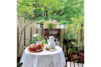 13㎡のベランダが華麗に変身！DIYとフレッシュハーブ、ホワイトコーデで楽しむベランダガーデン