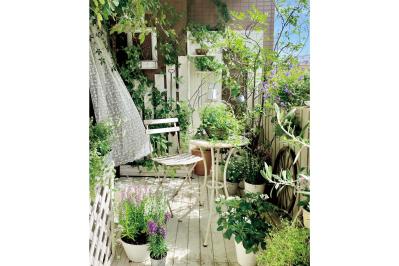 「どこを切り取っても大人かわいい！」DIYで作るフレンチシックなベランダの秘密！