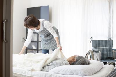 破天荒な母に振り回される四姉妹の看取りとは？尾崎英子さんの初エッセイ『母の旅立ち』より