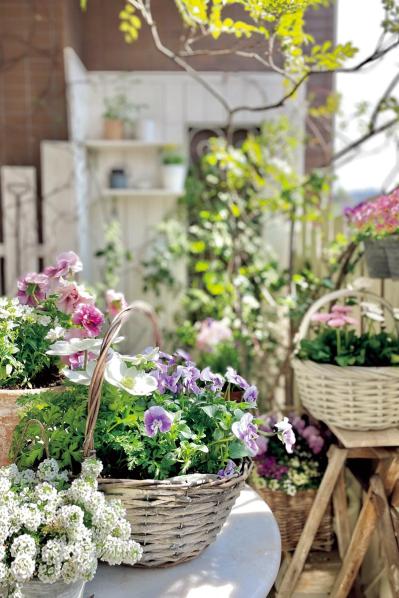 「どこを切り取っても大人かわいい！」DIYで作るフレンチシックなベランダの秘密！（サムネイル画像3）