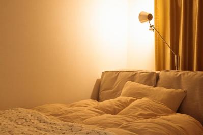 【快眠コンシェルジュの寝室】カーテンの色は？室温は？寝具は？「これが快眠のための適正環境です」