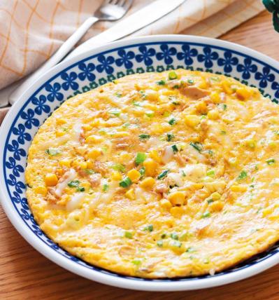 10分で完成！ 野菜たっぷりな【卵の超高速・節約レシピ】2選「ツナコーンのオープンオムレツ」「チキンにら玉」（サムネイル画像2）