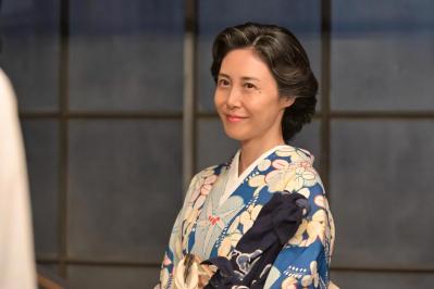 【あんぱん】戦後をたくましく生きる女性たち。その中にひとりちんまりと座る嵩（北村匠海）のフィット具合が絶妙だ