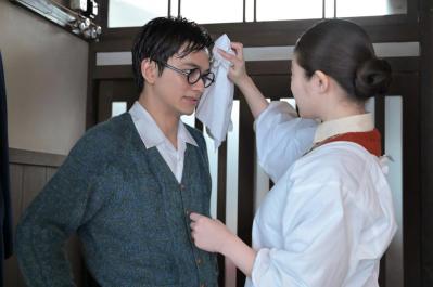 【あんぱん】戦後をたくましく生きる女性たち。その中にひとりちんまりと座る嵩（北村匠海）のフィット具合が絶妙だ（サムネイル画像2）