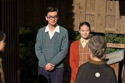 【あんぱん】戦後をたくましく生きる女性たち。その中にひとりちんまりと座る嵩（北村匠海）のフィット具合が絶妙だ（サムネイル画像6）