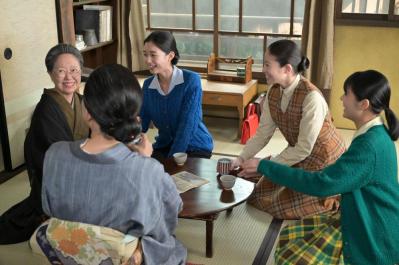 【あんぱん】戦後をたくましく生きる女性たち。その中にひとりちんまりと座る嵩（北村匠海）のフィット具合が絶妙だ（サムネイル画像4）