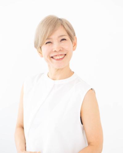 「皮脂で髪がペタンコ」の大人女性がやりがちなNG行為は？ヘアメイク職人【化け子】直伝！（サムネイル画像2）