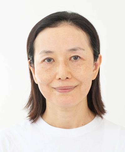 「皮脂で髪がペタンコ」の大人女性がやりがちなNG行為は？ヘアメイク職人【化け子】直伝！（サムネイル画像3）