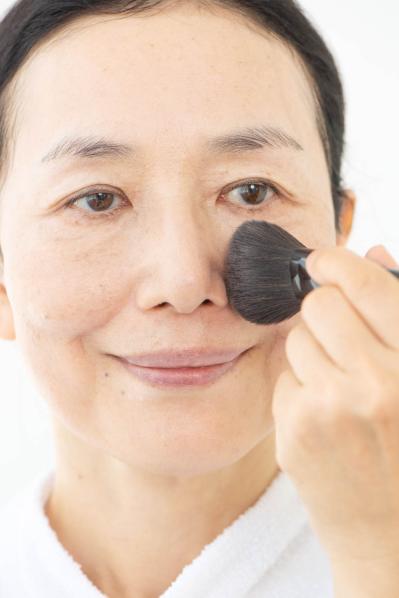 「汗でファンデがどろどろ…」55歳メイク崩れの悩み、ヘアメイク職人【化け子】の解決方法がすごい！（サムネイル画像14）