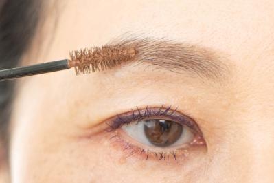 夏のメイクあるある「いつのまにか眉が消えちゃった…」人気ヘアメイク職人【化け子】が対策法を伝授（サムネイル画像16）