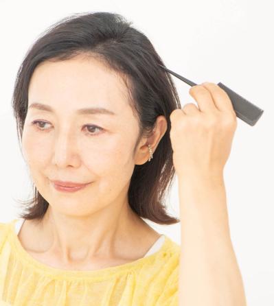 「皮脂で髪がペタンコ」の大人女性がやりがちなNG行為は？ヘアメイク職人【化け子】直伝！（サムネイル画像5）