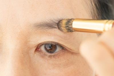 夏のメイクあるある「いつのまにか眉が消えちゃった…」人気ヘアメイク職人【化け子】が対策法を伝授（サムネイル画像5）