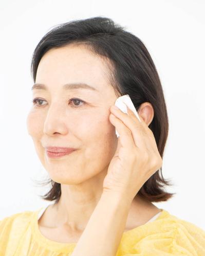 「皮脂で髪がペタンコ」の大人女性がやりがちなNG行為は？ヘアメイク職人【化け子】直伝！（サムネイル画像4）