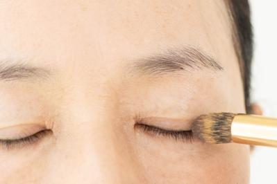 夏のメイクあるある「いつのまにか眉が消えちゃった…」人気ヘアメイク職人【化け子】が対策法を伝授（サムネイル画像6）