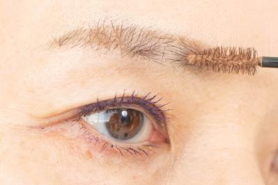 夏のメイクあるある「いつのまにか眉が消えちゃった…」人気ヘアメイク職人【化け子】が対策法を伝授（サムネイル画像15）