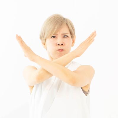 「皮脂で髪がペタンコ」の大人女性がやりがちなNG行為は？ヘアメイク職人【化け子】直伝！（サムネイル画像6）