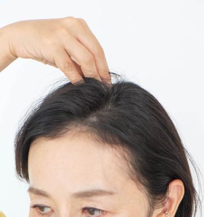 「皮脂で髪がペタンコ」の大人女性がやりがちなNG行為は？ヘアメイク職人【化け子】直伝！（サムネイル画像10）