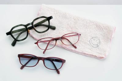 【50・60代読者モデル】の「目の不調」本音トーク！拡大鏡がないとメイクできない…（サムネイル画像8）