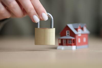 【高齢者の防犯対策】プロがすすめる防犯グッズ6選。空き巣、強盗対策に