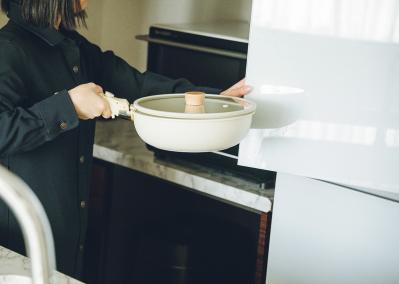 キッチンがスッキリ！「4人分の器は引き出し1つ分です」ミニマリストが実践する5つの工夫とは？（サムネイル画像5）