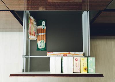 キッチンがスッキリ！「4人分の器は引き出し1つ分です」ミニマリストが実践する5つの工夫とは？（サムネイル画像3）