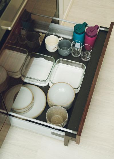 キッチンがスッキリ！「4人分の器は引き出し1つ分です」ミニマリストが実践する5つの工夫とは？（サムネイル画像2）