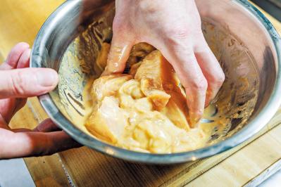 【笠原将弘さん直伝】鶏むね肉が驚くほどジューシー！鮮度の見極め方から 絶品「から揚げ」レシピまで（サムネイル画像9）