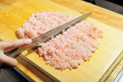 「賛否両論」店主【笠原将弘さん流】食感バツグンな「チキンナゲット」の作り方とは？（サムネイル画像5）