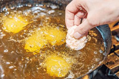 「賛否両論」店主【笠原将弘さん流】食感バツグンな「チキンナゲット」の作り方とは？（サムネイル画像6）