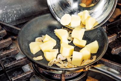 【笠原将弘さん】教えて！ 鶏むね肉で旨みたっぷりな煮物を作るコツは？「治部煮」「鶏じゃが」（サムネイル画像7）